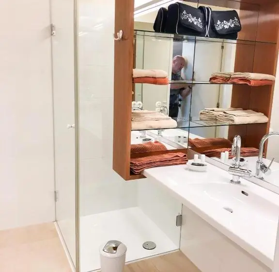 Standard Room, Die Schmiede