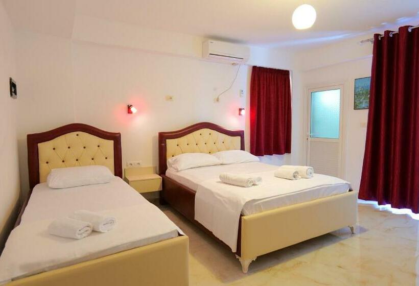 Трехместный Номер Стандарт с Балконом, Vila Ani