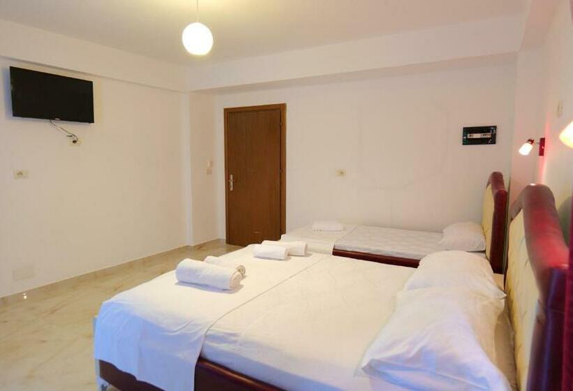 Трехместный Номер Стандарт с Балконом, Vila Ani