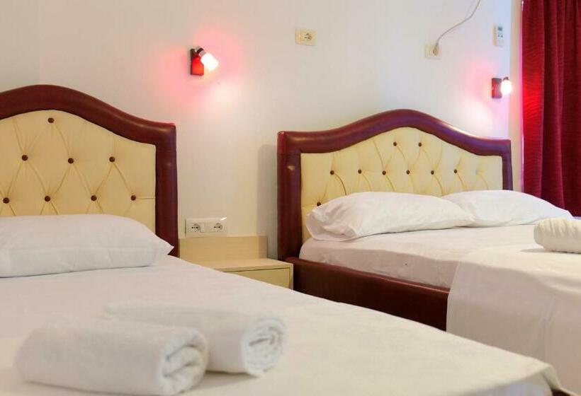 Трехместный Номер Стандарт с Балконом, Vila Ani