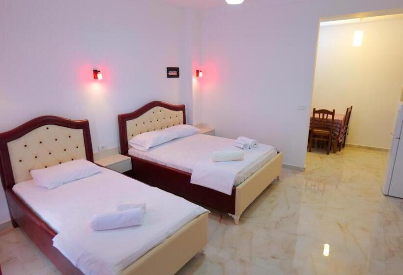 Трехместный Номер Стандарт с Балконом, Vila Ani