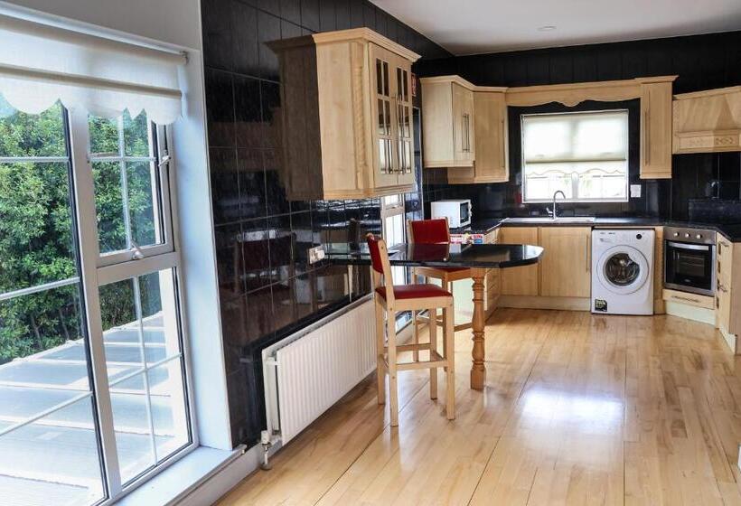 منزل 4 غرف نوم, Bella Vista Hotel & Self Catering Suites