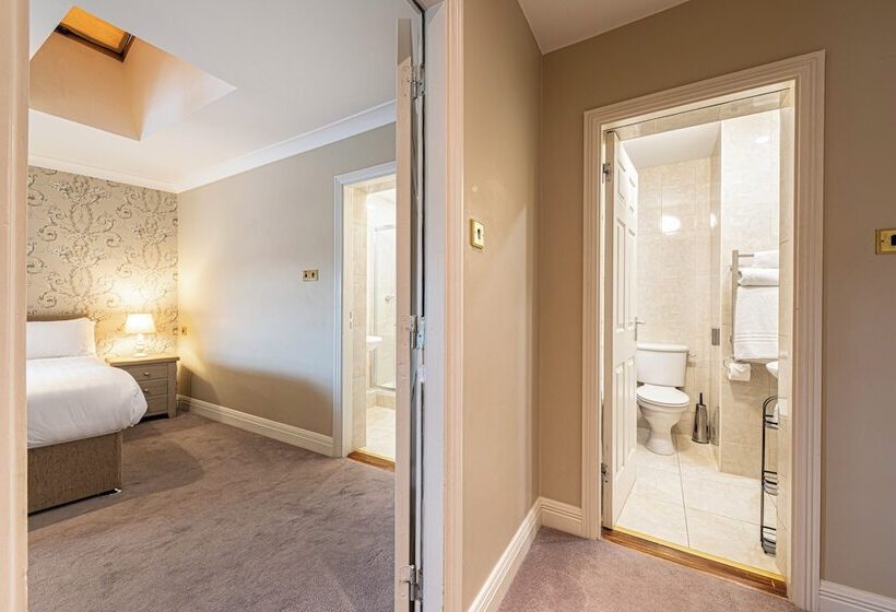 חדר משפחתי, Ballina Manor