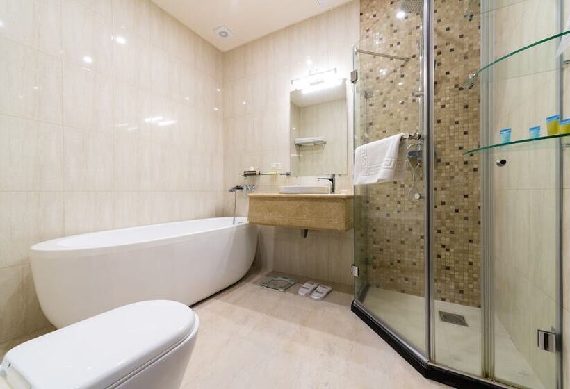 주니어 스위트, Bass Boutique