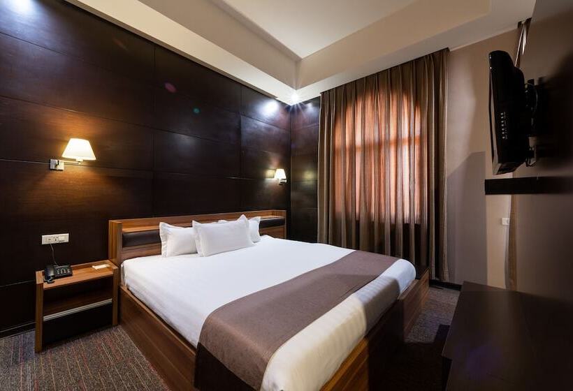 주니어 스위트, Bass Boutique