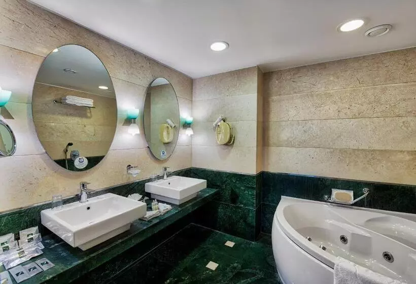 سوئیت با تخت بزرگ, Grand Hotel Konya