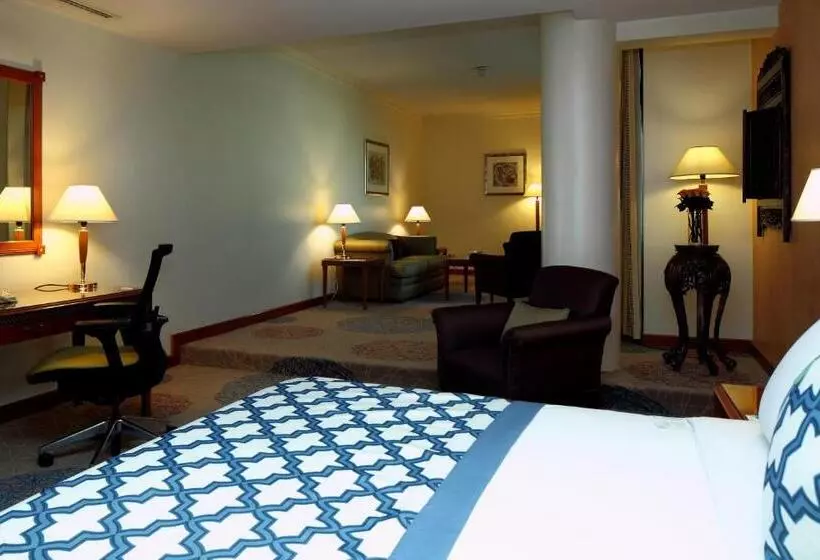 キングサイズベッドのスイートルーム, Holiday Inn Al Khobar, An Ihg