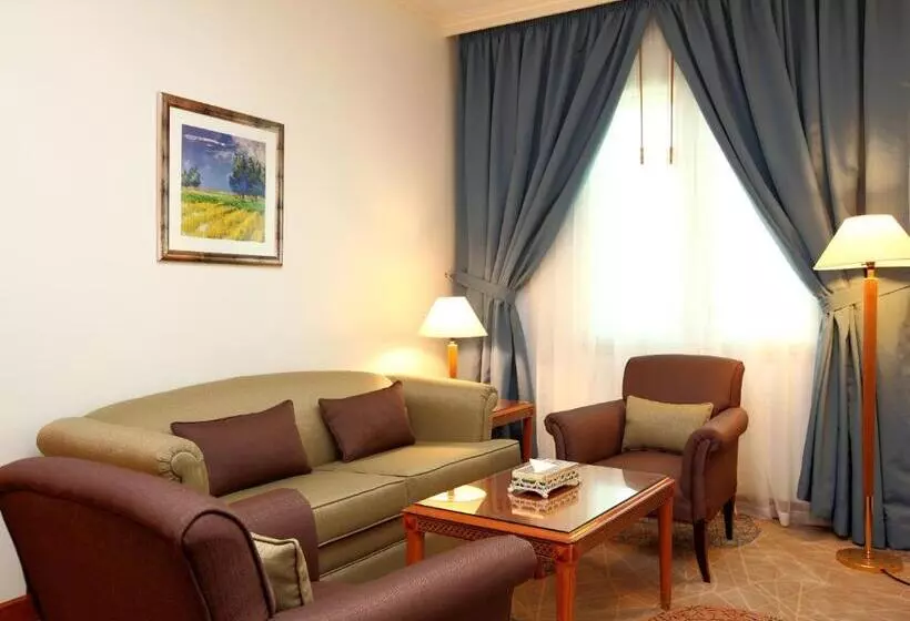 キングサイズベッドのスイートルーム, Holiday Inn Al Khobar, An Ihg