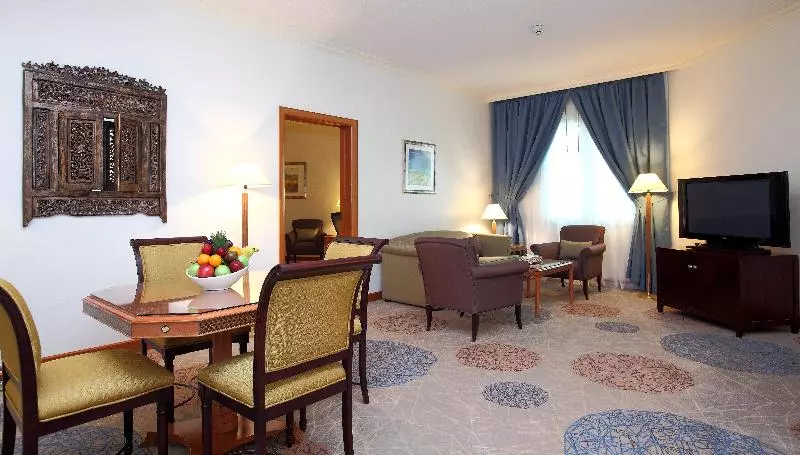 キングサイズベッドのスイートルーム, Holiday Inn Al Khobar, An Ihg