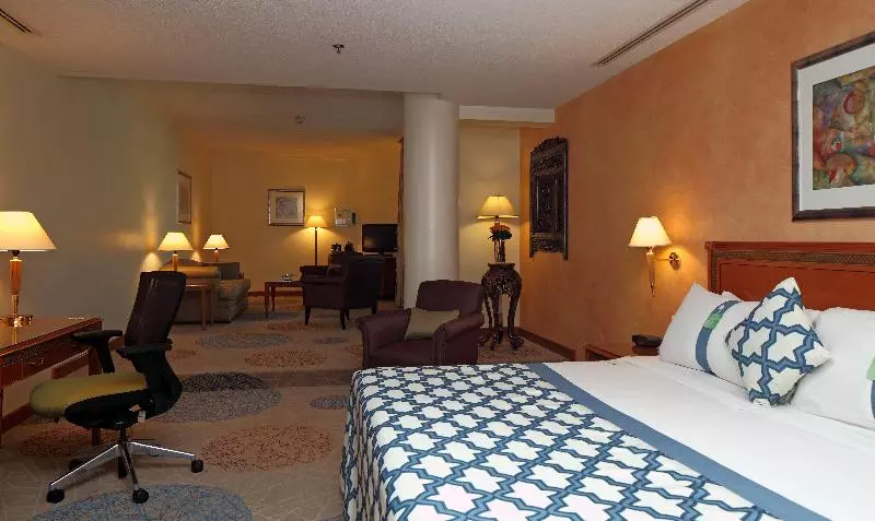 キングサイズベッドのスイートルーム, Holiday Inn Al Khobar, An Ihg