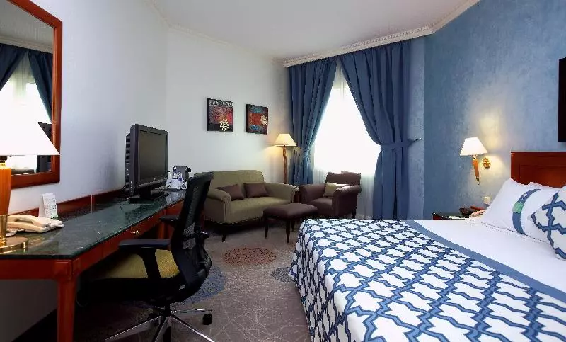 キングサイズベッドのスイートルーム, Holiday Inn Al Khobar, An Ihg