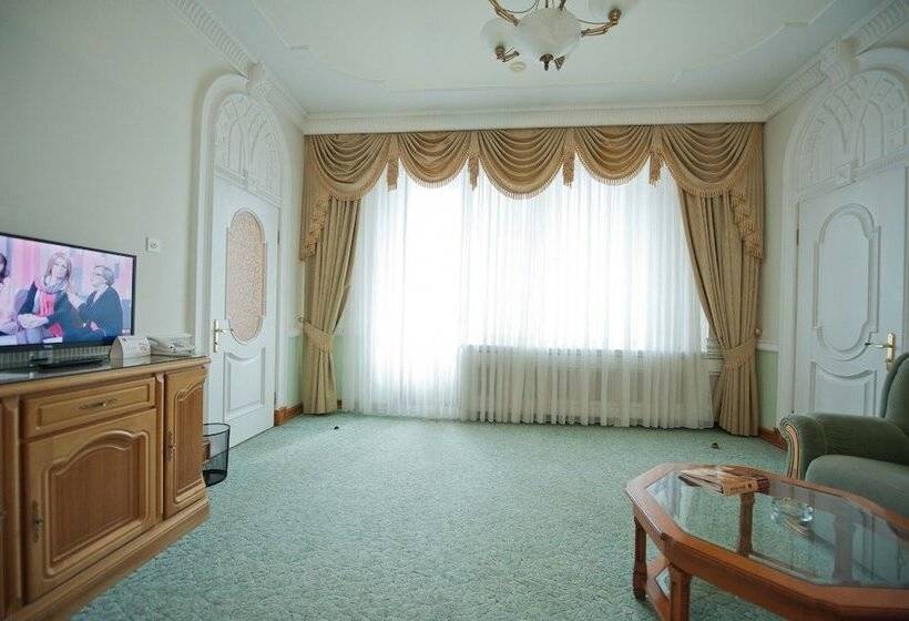 سوییت اجرایی, Jolly Alon