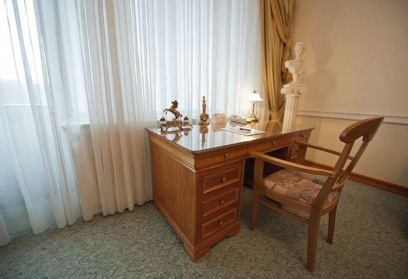 سوییت اجرایی, Jolly Alon