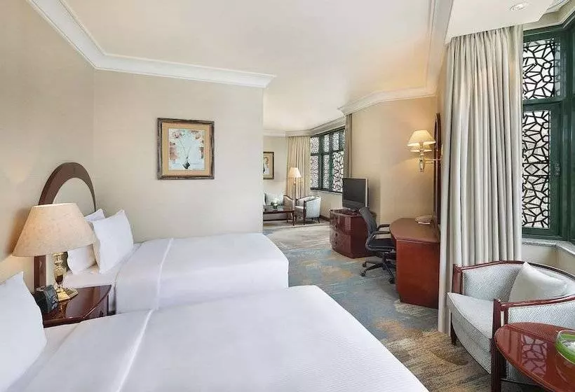 سوییت جونیور, Madinah Hilton