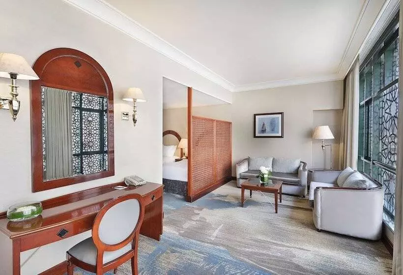 سوئیت جونیور با چشمانداز, Madinah Hilton