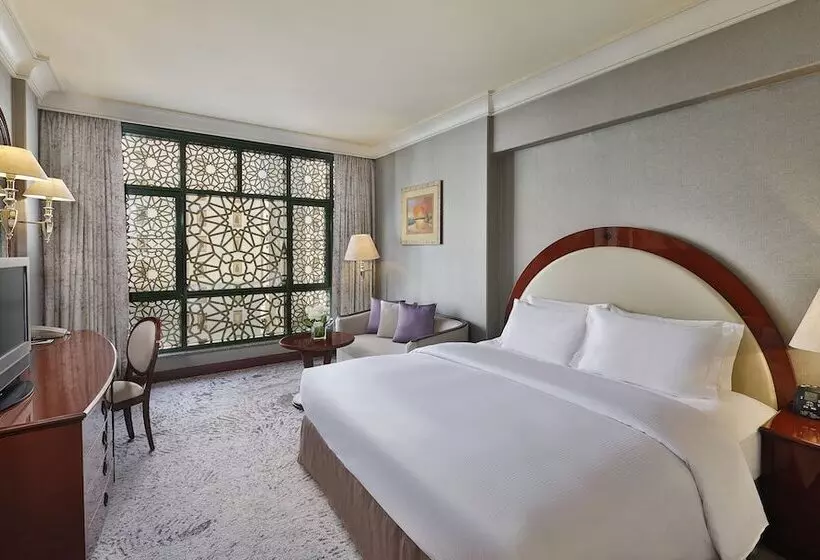 سوییت جونیور, Madinah Hilton