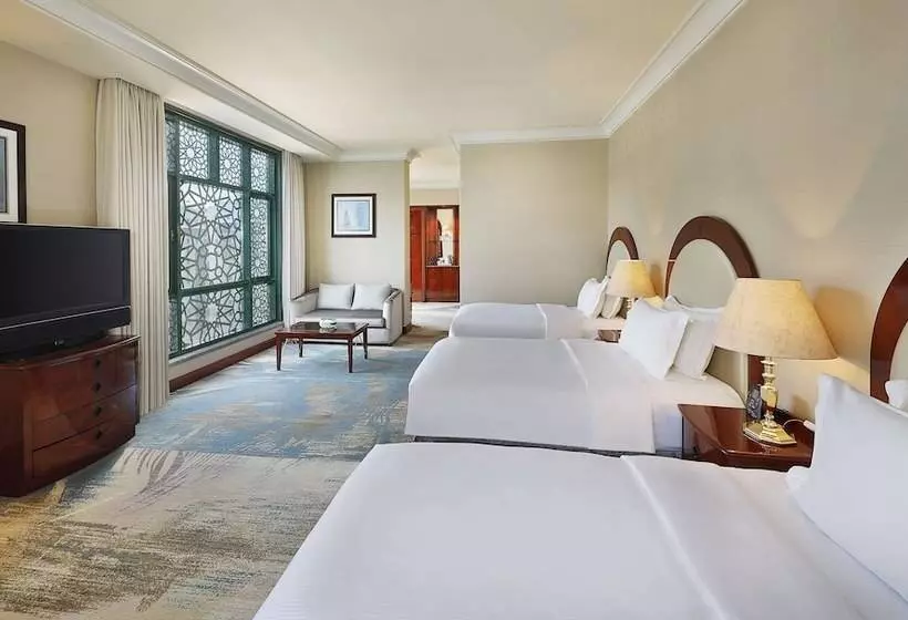 سوییت جونیور, Madinah Hilton