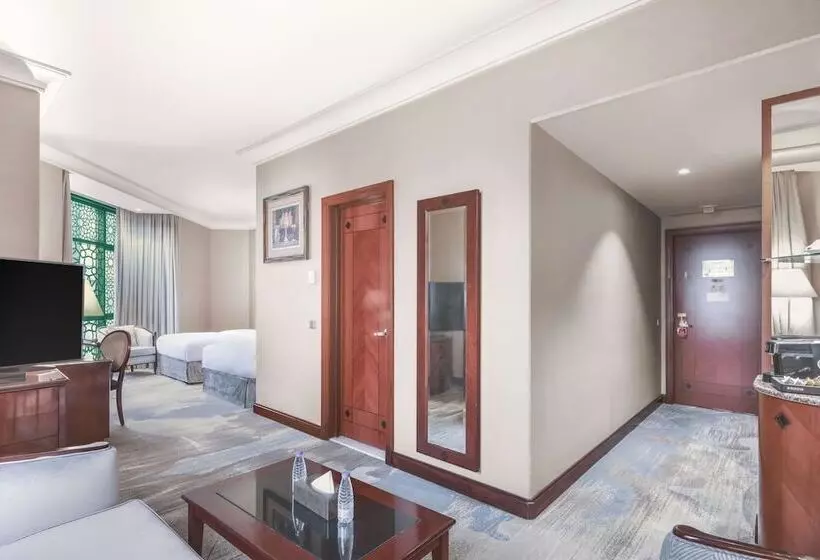 سوییت جونیور, Madinah Hilton