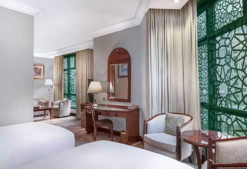 سوییت جونیور, Madinah Hilton