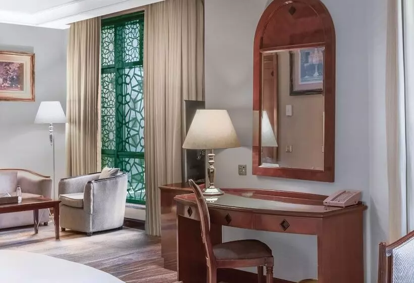 سوییت جونیور, Madinah Hilton