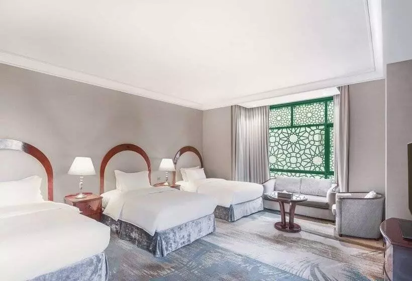 سوییت جونیور, Madinah Hilton