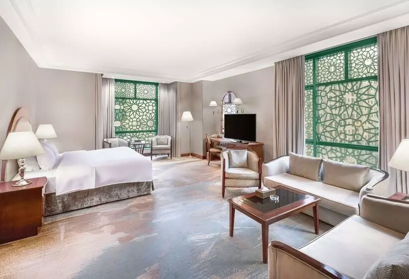 سوییت جونیور, Madinah Hilton