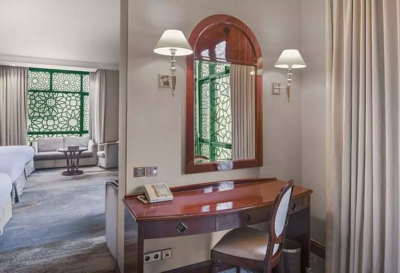 سوییت جونیور, Madinah Hilton
