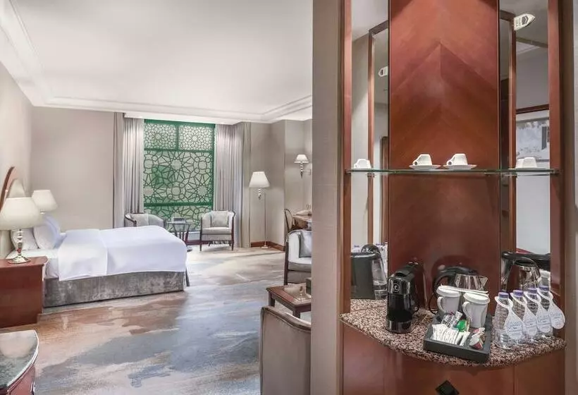 سوییت جونیور, Madinah Hilton