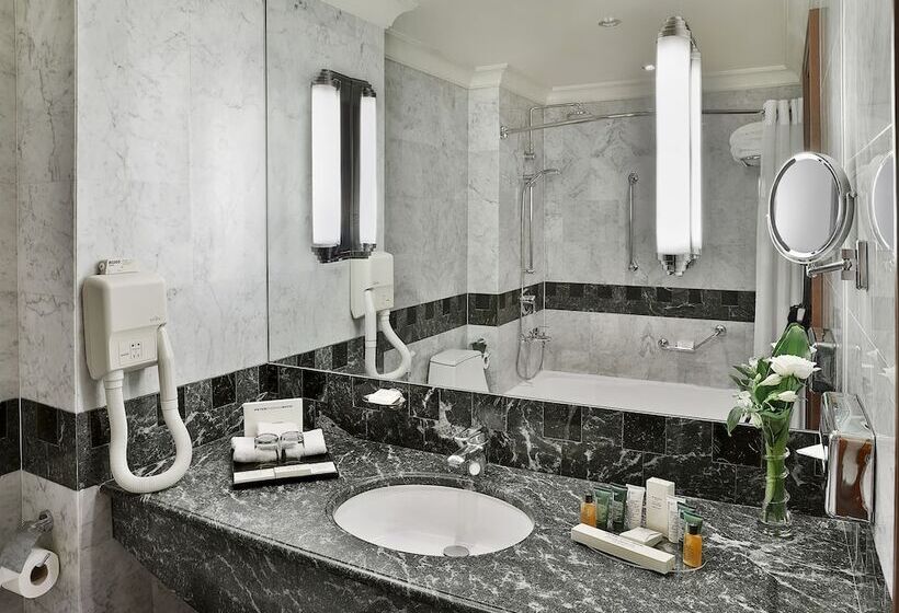 豪华三人间, Madinah Hilton