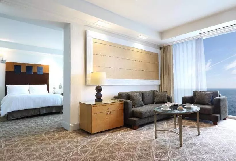 キングサイズベッドのスイートルーム, Ramada Plaza By Wyndham Jeju Ocean Front