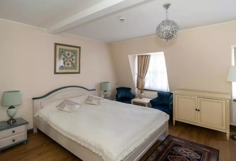 Quarto superior, St. Peter S Boutique