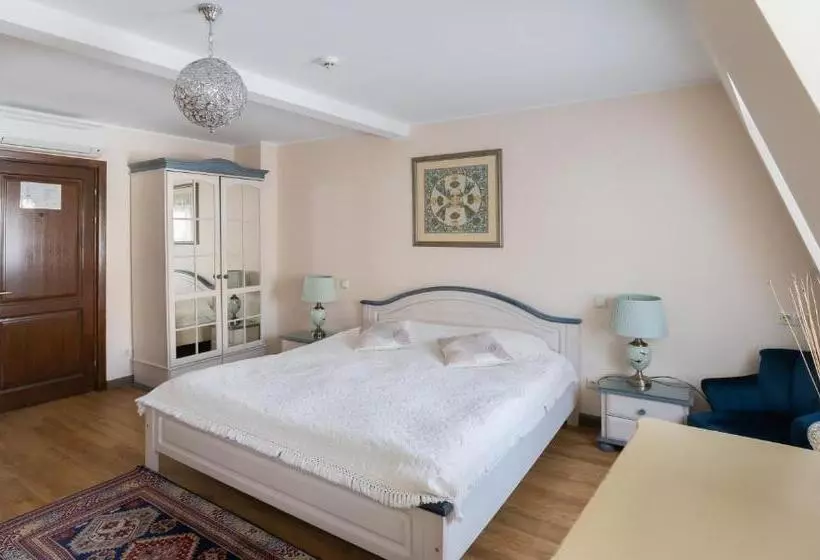 Quarto superior, St. Peter S Boutique