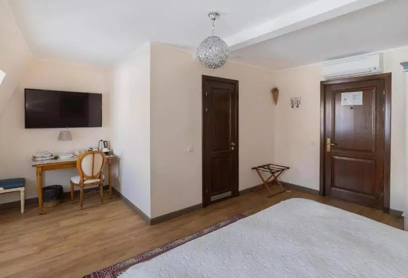 Quarto superior, St. Peter S Boutique