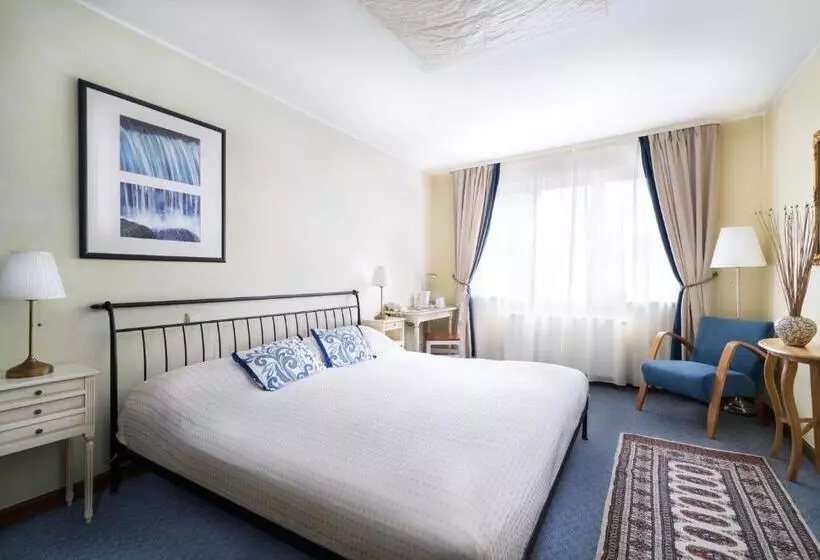 Quarto superior, St. Peter S Boutique