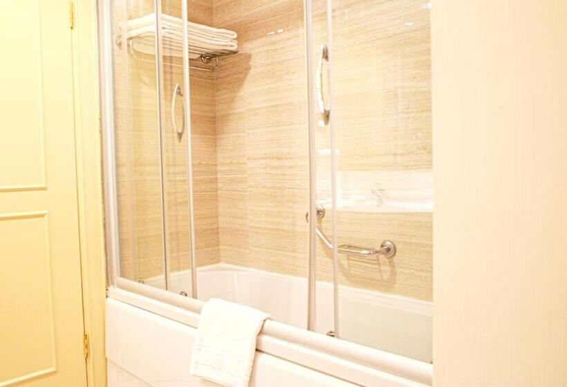 اتاق استاندارد با تخت بزرگ, Wyndham Tashkent