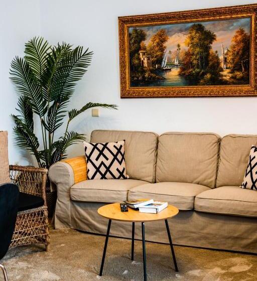 패밀리 아파트, Marbella Village