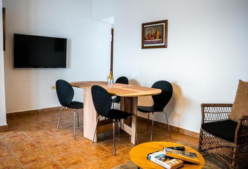 패밀리 아파트, Marbella Village