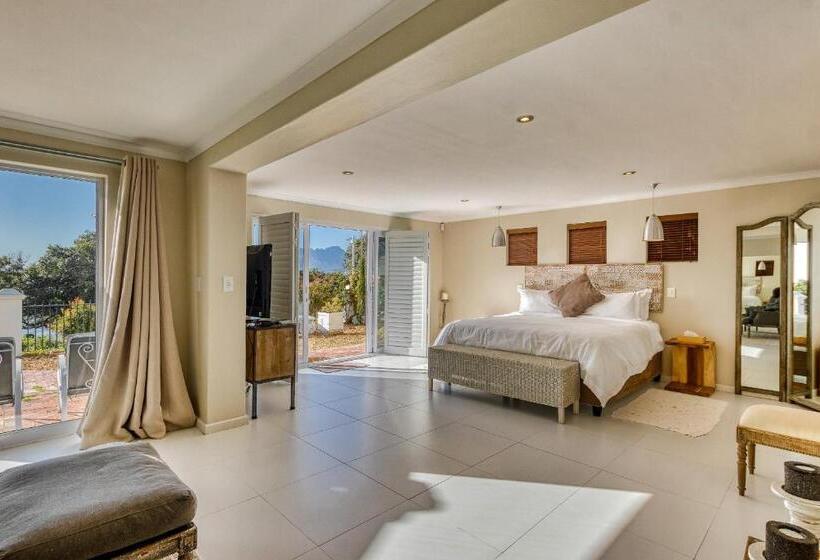 جناح عائلي, Manor On The Bay