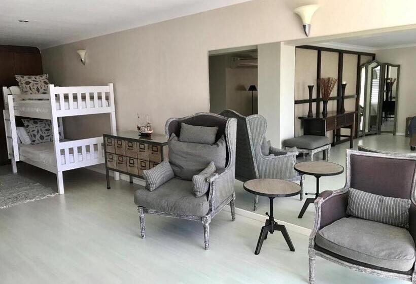 جناح عائلي, Manor On The Bay