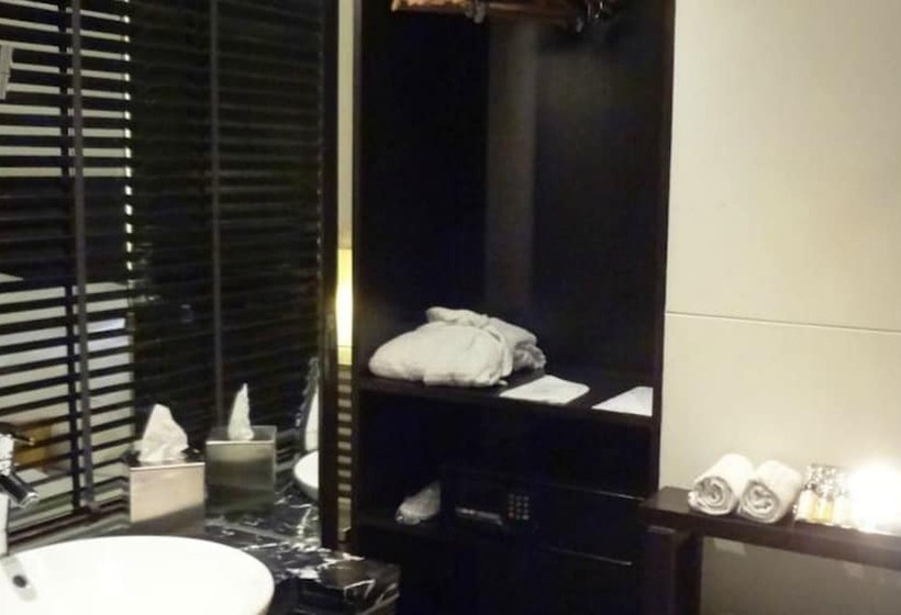 Номер Стандарт, The Mirador Andheri East