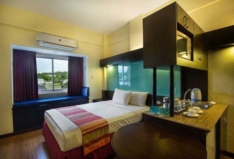 Люкс, Microtel By Wyndham Batangas