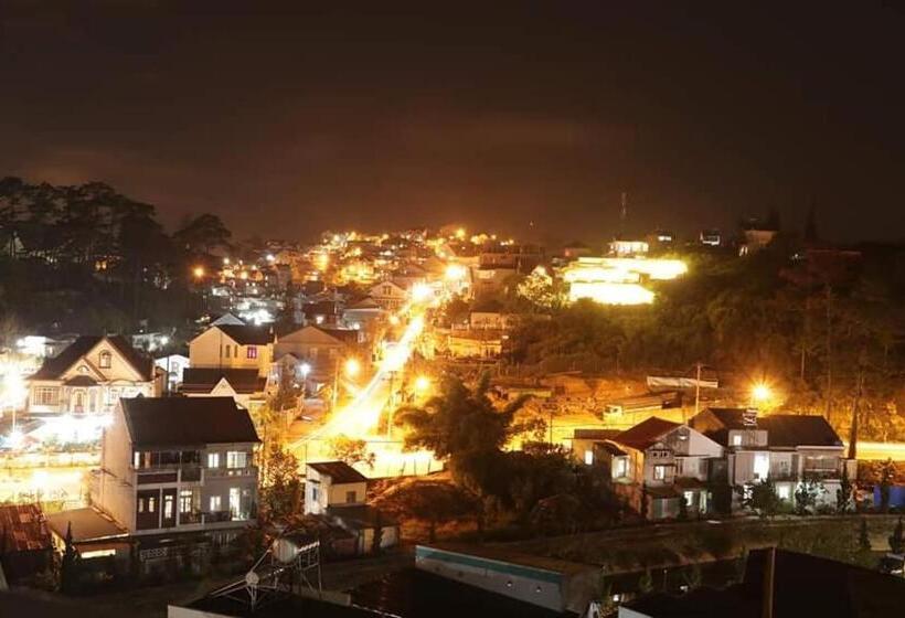 اتاق خانوادگی با چشم‌انداز کوه, Nk.dalat