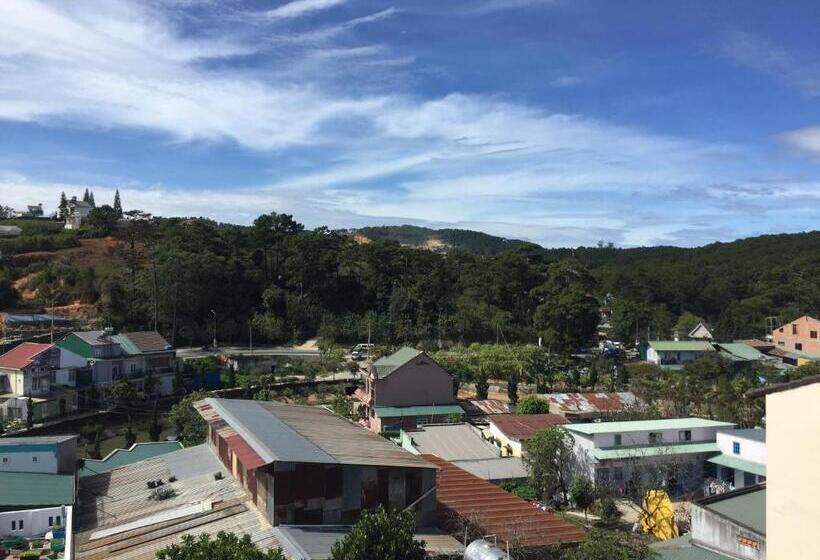 اتاق خانوادگی با چشم‌انداز کوه, Nk.dalat