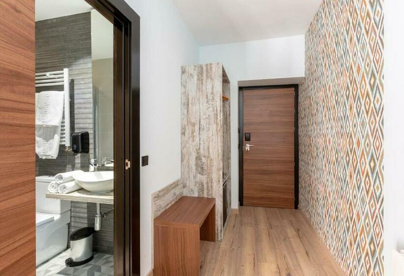 اتاق استاندارد سه نفره, Hostal Anton Martin