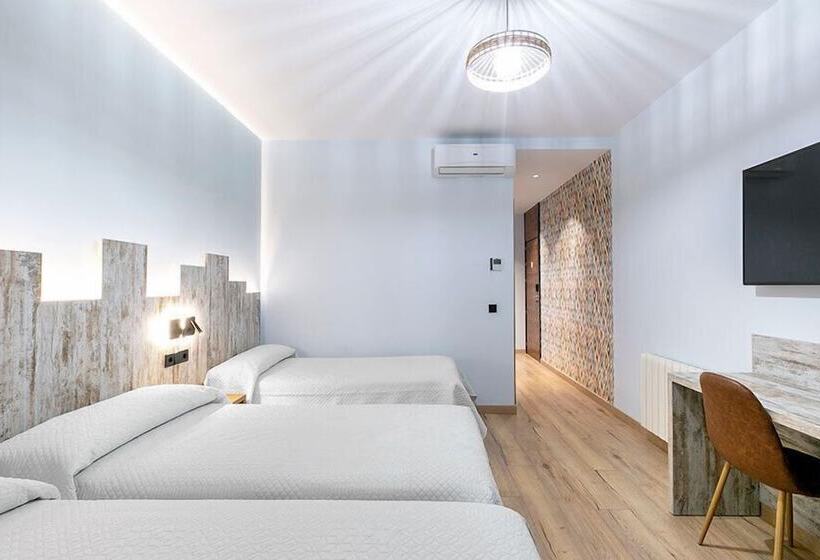 اتاق استاندارد سه نفره, Hostal Anton Martin