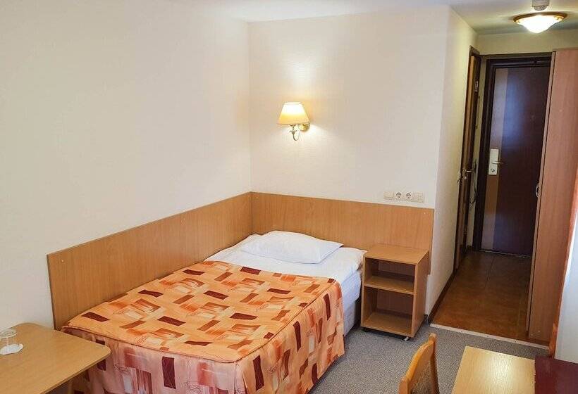 标准单人间, Amaks Safar