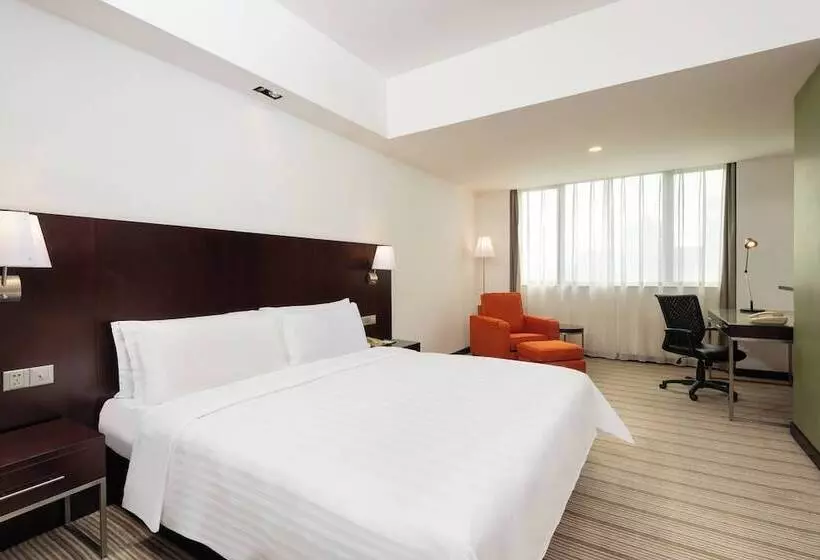 Premium room with river view, Holiday Inn Shanghai Vista, An Ihg
