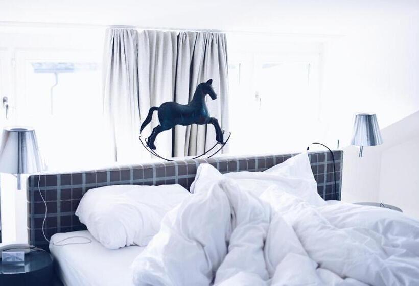 سوییت جونیور با چشمانداز دریاچه, Rössli