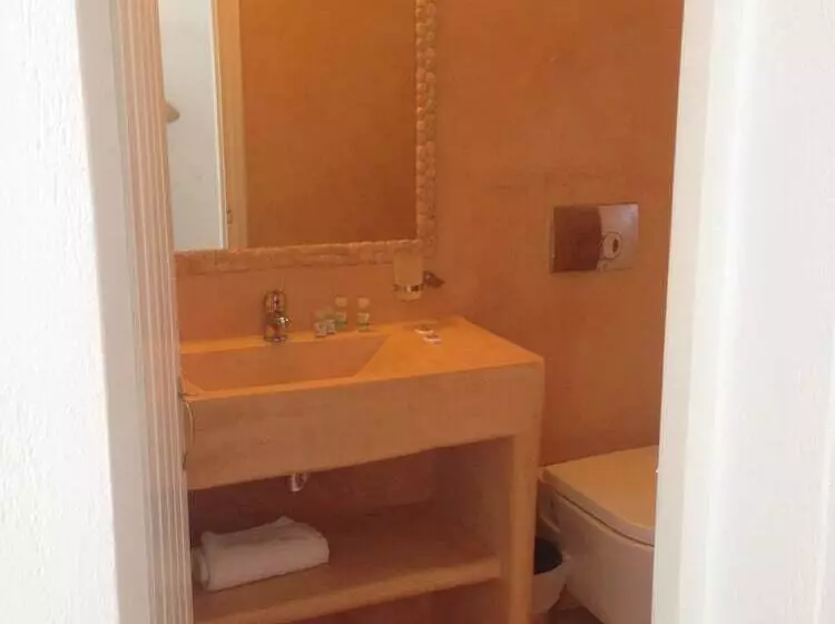 سوییت لوکس, Laokasti Villas