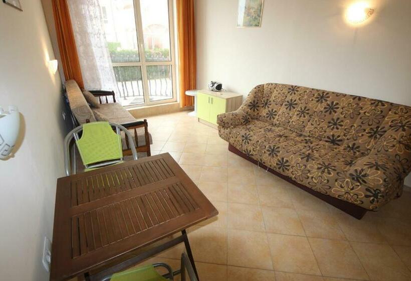 プールビュースタンダードステューディオ, Menada Negresco Apartments